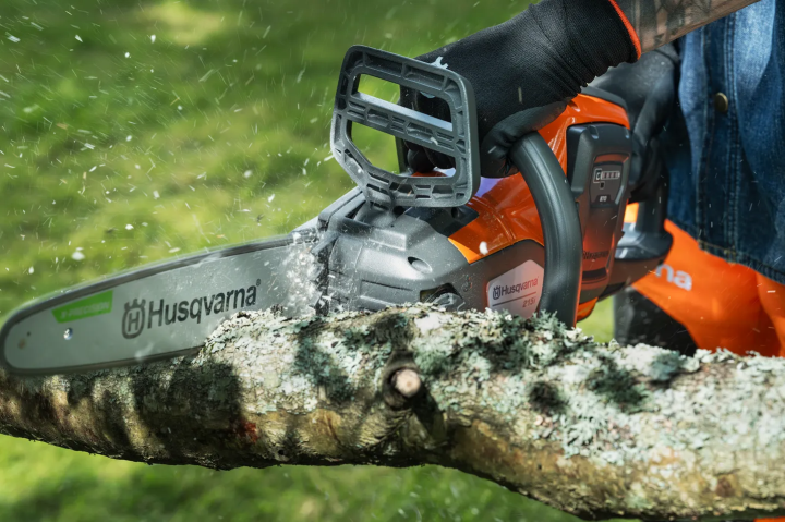 Купити Пила Husqvarna 215i KIT (АКБ+ЗП) (9707920-04). Офіційний магазин Хускварна Україна, фірмова гарантія з доставкою по Украіні
