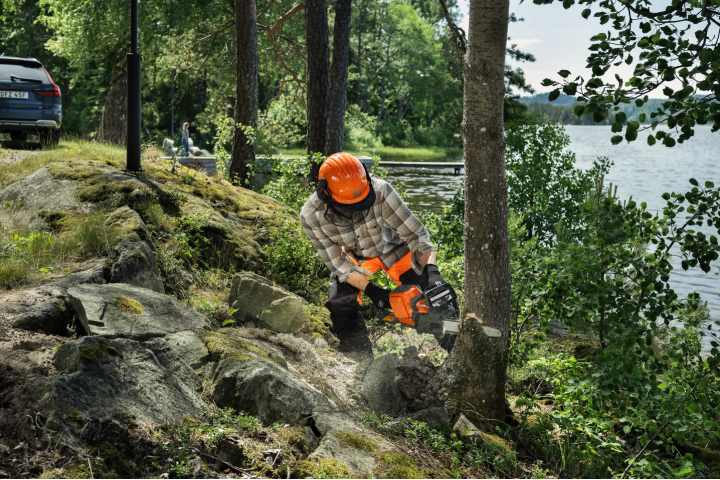 Купити Пила Husqvarna 242i KIT (АКБ+ЗП) (9708384-03). Офіційний магазин Хускварна Україна, фірмова гарантія з доставкою по Украіні