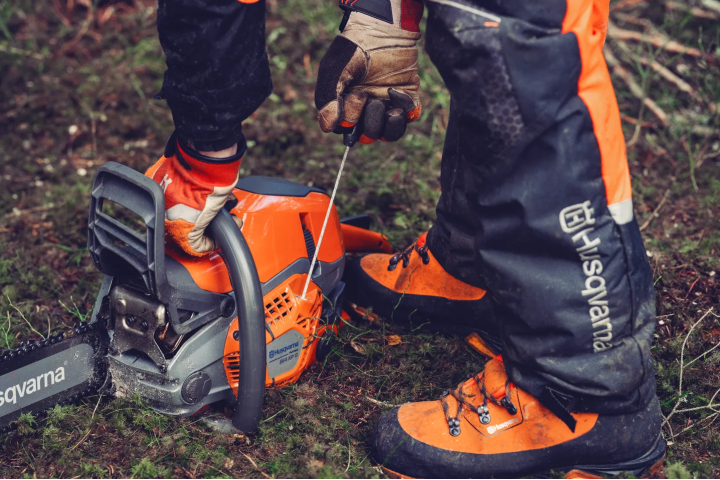 Купити Бензопила Husqvarna 564XP (9707114-18). Офіційний магазин Хускварна Україна, фірмова гарантія з доставкою по Украіні