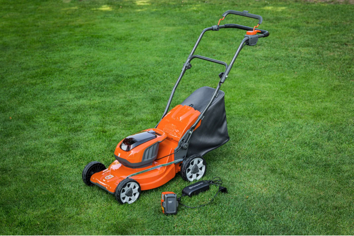 Купити Газонокосарка акумуляторна Husqvarna LC 137i КІТ (АКБ+ЗП) (9705009-04). Офіційний магазин Хускварна Україна, фірмова гарантія з доставкою по Украіні