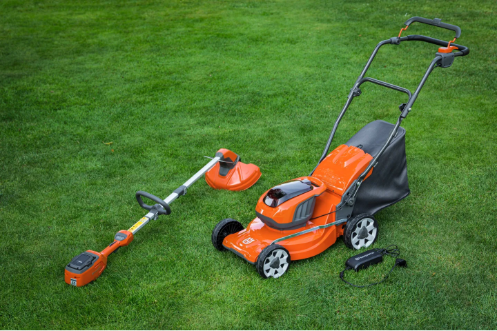 Купити Газонокосарка акумуляторна Husqvarna LC 137i КІТ (АКБ+ЗП) (9705009-04). Офіційний магазин Хускварна Україна, фірмова гарантія з доставкою по Украіні