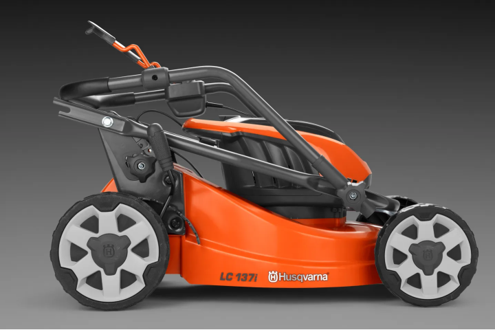 Купити Газонокосарка акумуляторна Husqvarna LC 137i КІТ (АКБ+ЗП) (9705009-04). Офіційний магазин Хускварна Україна, фірмова гарантія з доставкою по Украіні