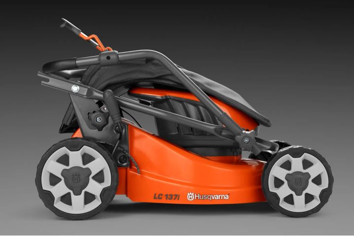 Купити Газонокосарка акумуляторна Husqvarna LC 137i КІТ (АКБ+ЗП) (9705009-04). Офіційний магазин Хускварна Україна, фірмова гарантія з доставкою по Украіні