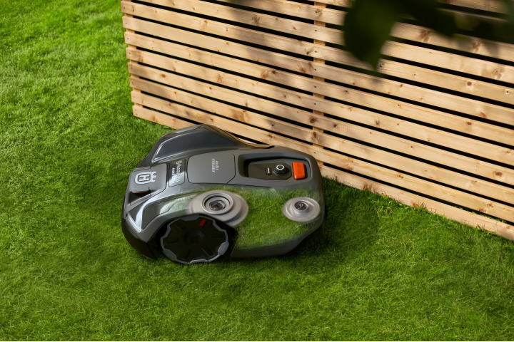 Купити Газонокосарка-робот Husqvarna AM 405XE NERA (9706543-11). Офіційний магазин Хускварна Україна, фірмова гарантія з доставкою по Украіні