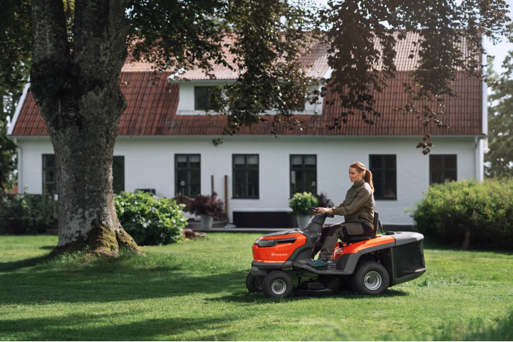 Купити Акумуляторний трактор-газонокосарка Husqvarna TC 100i (9707450-01). Офіційний магазин Хускварна Україна, фірмова гарантія з доставкою по Украіні