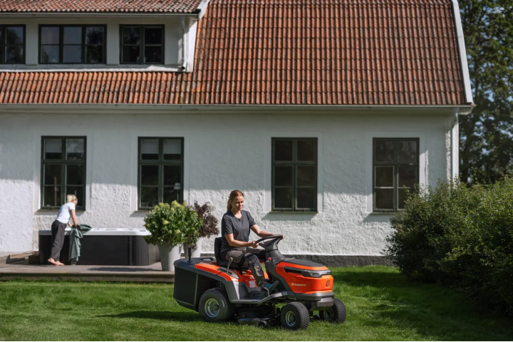 Купити Акумуляторний трактор-газонокосарка Husqvarna TC 100i (9707450-01). Офіційний магазин Хускварна Україна, фірмова гарантія з доставкою по Украіні