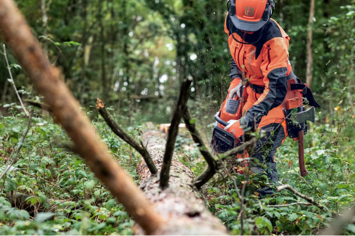 Купити Бензопила Husqvarna 550XP II (9676908-35). Офіційний магазин Хускварна Україна, фірмова гарантія з доставкою по Украіні