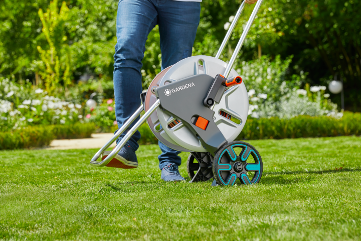 Купити Візок для шланга GARDENA AquaRoll M Metal (18540-20.000.00). Офіційний магазин Хускварна Україна, фірмова гарантія з доставкою по Украіні