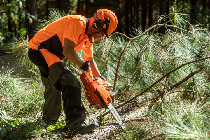 Купить Бензопила Husqvarna 61 (9670623-18). Официальный магазин Хускварна Украина, фирменная гарантия с доставкой по Украине.