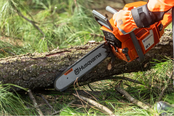 Купить Бензопила Husqvarna 61 (9670623-18). Официальный магазин Хускварна Украина, фирменная гарантия с доставкой по Украине.