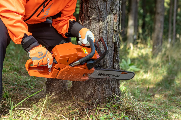 Купить Бензопила Husqvarna 61 (9670623-18). Официальный магазин Хускварна Украина, фирменная гарантия с доставкой по Украине.