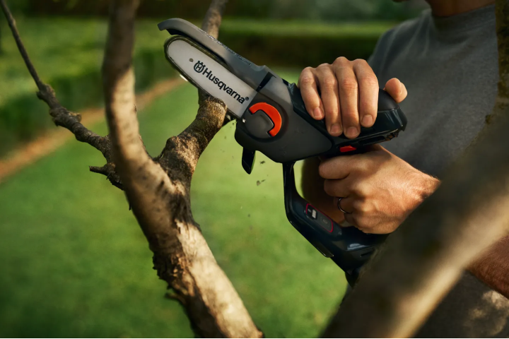 Купити Гілкоріз міні-пила Husqvarna Aspire P5-P4A KIT (АКБ+ЗП) (9706213-05). Офіційний магазин Хускварна Україна, фірмова гарантія з доставкою по Украіні