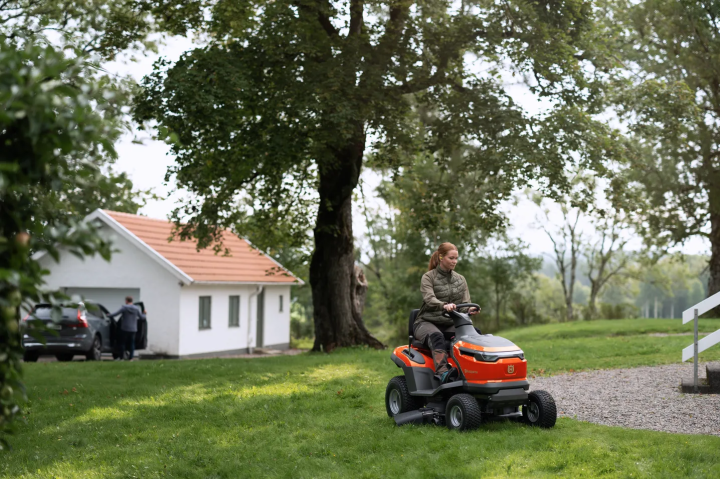 Купити Акумуляторний трактор-газонокосарка Husqvarna TS 100i (9707451-01). Офіційний магазин Хускварна Україна, фірмова гарантія з доставкою по Украіні