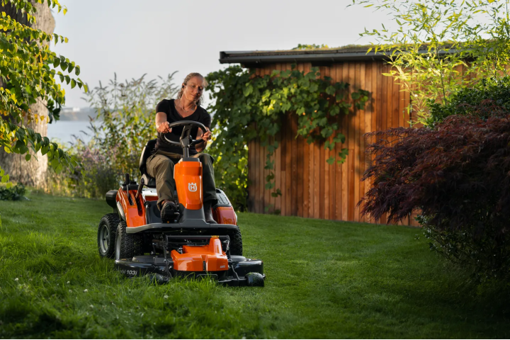 Купити Райдер акумуляторний Husqvarna R 200iX AWD (9707480-01). Офіційний магазин Хускварна Україна, фірмова гарантія з доставкою по Украіні