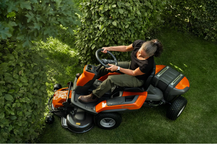 Купити Райдер акумуляторний Husqvarna R 200iX AWD (9707480-01). Офіційний магазин Хускварна Україна, фірмова гарантія з доставкою по Украіні