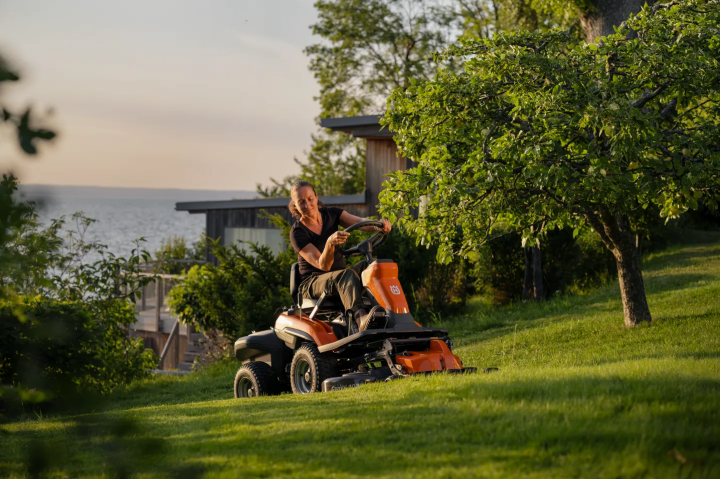 Купити Райдер акумуляторний Husqvarna R 200iX AWD (9707480-01). Офіційний магазин Хускварна Україна, фірмова гарантія з доставкою по Украіні
