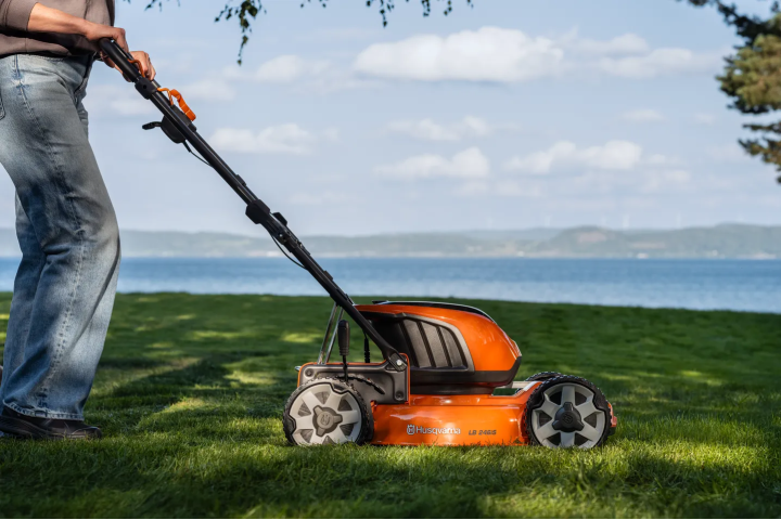 Купити Газонокосарка Husqvarna LB 246iS без АКБ та ЗП (9707875-01). Офіційний магазин Хускварна Україна, фірмова гарантія з доставкою по Украіні