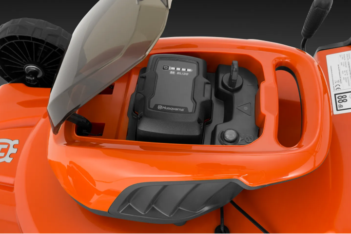 Купити Газонокосарка акумуляторна Husqvarna LC 142iS КІТ (АКБ+ЗП) (9705419-02). Офіційний магазин Хускварна Україна, фірмова гарантія з доставкою по Украіні