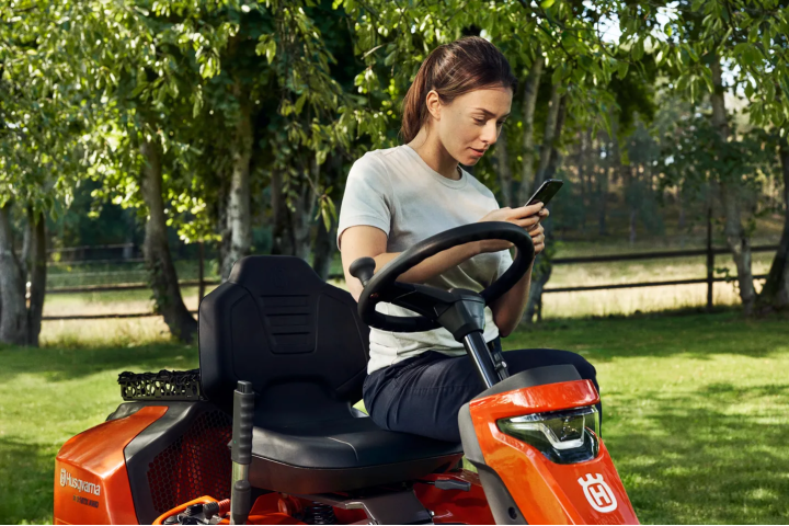 Купити Райдер Husqvarna R 320X AWD (9705426-01). Офіційний магазин Хускварна Україна, фірмова гарантія з доставкою по Украіні