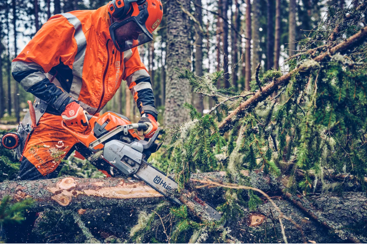 Купити Професійна бензопила Husqvarna 562XP II (9706635-18). Офіційний магазин Хускварна Україна, фірмова гарантія з доставкою по Украіні