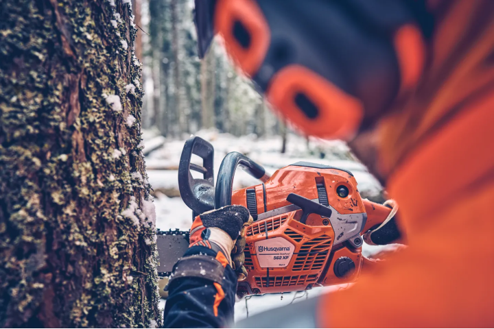 Купити Професійна бензопила Husqvarna 562XP II (9706635-18). Офіційний магазин Хускварна Україна, фірмова гарантія з доставкою по Украіні