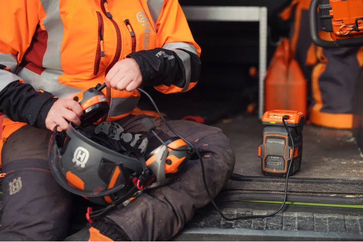 Купити Зарядний пристрій Husqvarna 40-USB150X (9707225-01). Офіційний магазин Хускварна Україна, фірмова гарантія з доставкою по Украіні