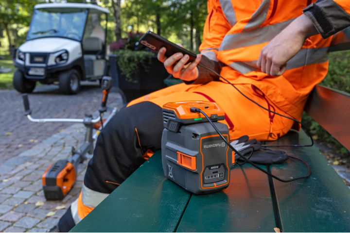 Купити Зарядний пристрій Husqvarna 40-USB150X (9707225-01). Офіційний магазин Хускварна Україна, фірмова гарантія з доставкою по Украіні