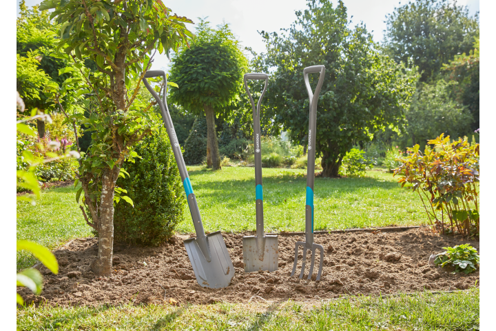Купити Лопата садова загострена Gardena NatureLine 117 см з ручкою (17001-20.000.00). Офіційний магазин Хускварна Україна, фірмова гарантія з доставкою по Украіні