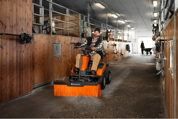 Купить Щетка пассивная Husqvarna 100 см до райдеров R 200-й серии (5472891-01). Официальный магазин Хускварна Украина, фирменная гарантия с доставкой по Украине.