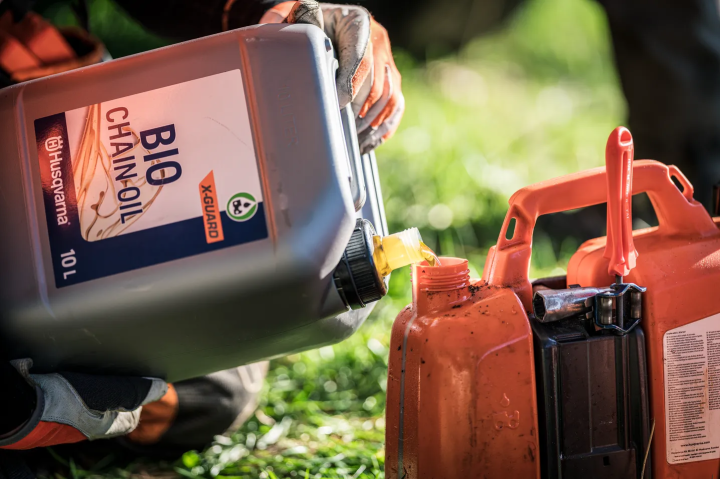 Купити Олива ланцюгова Husqvarna X-GUARD Bio 1 літр (5964573-01). Офіційний магазин Хускварна Україна, фірмова гарантія з доставкою по Украіні