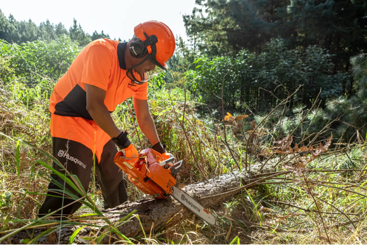 Купить Бензопила Husqvarna 272XP (9656816-18). Официальный магазин Хускварна Украина, фирменная гарантия с доставкой по Украине.