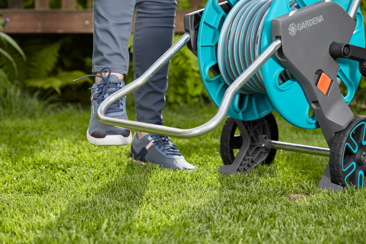 Купити Візок для шланга Gardena AquaRoll M Set + комплект для полива, 20 м (18513-20.000.00). Офіційний магазин Хускварна Україна, фірмова гарантія з доставкою по Украіні