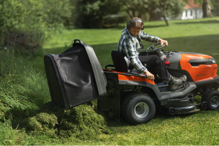 Купити Трактор-газонокосарка Husqvarna TС 220T (9707278‑01). Офіційний магазин Хускварна Україна, фірмова гарантія з доставкою по Украіні