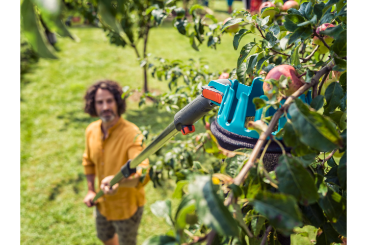 Купити Плодознімач Gardena Combisystem FruitPicker (03115-20.000.00). Офіційний магазин Хускварна Україна, фірмова гарантія з доставкою по Украіні