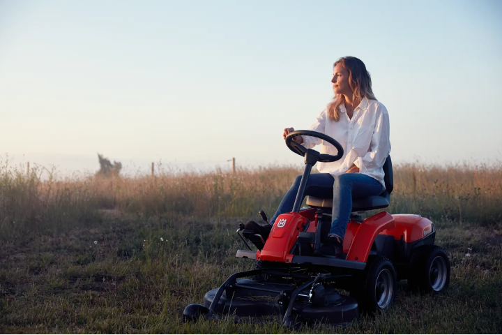 Купити Райдер акумуляторний Husqvarna R 112iC (9678482-01). Офіційний магазин Хускварна Україна, фірмова гарантія з доставкою по Украіні
