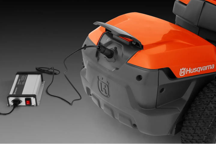Купити Райдер акумуляторний Husqvarna R 112iC (9678482-01). Офіційний магазин Хускварна Україна, фірмова гарантія з доставкою по Украіні