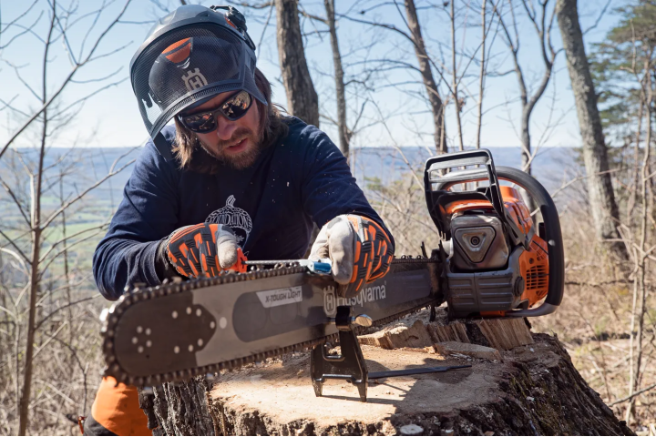Купити Бензопила Husqvarna 592ХР (9704931-44). Офіційний магазин Хускварна Україна, фірмова гарантія з доставкою по Украіні