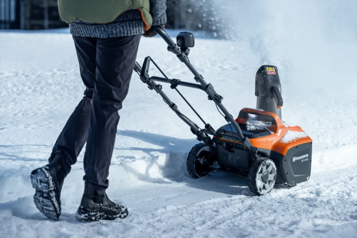 Купити Акумуляторний снігоочисник Husqvarna ST 143i (9707890-01). Офіційний магазин Хускварна Україна, фірмова гарантія з доставкою по Украіні