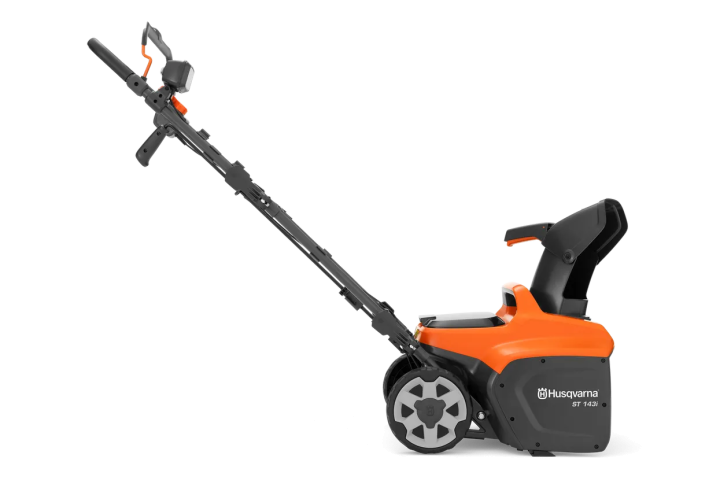 Купити Акумуляторний снігоочисник Husqvarna ST 143i (9707890-01). Офіційний магазин Хускварна Україна, фірмова гарантія з доставкою по Украіні
