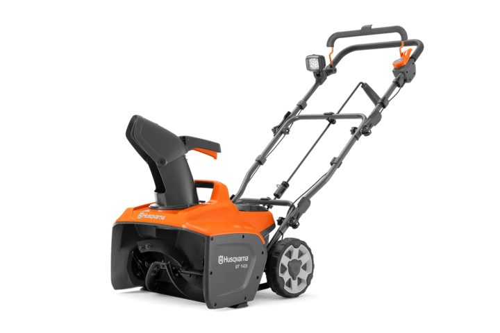 Купити Акумуляторний снігоочисник Husqvarna ST 143i (9707890-01). Офіційний магазин Хускварна Україна, фірмова гарантія з доставкою по Украіні