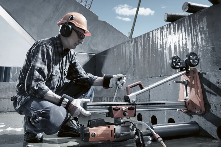 Купити Дриль для буріння з стійкою Husqvarna DMS 240 (9651736-03). Офіційний магазин Хускварна Україна, фірмова гарантія з доставкою по Украіні