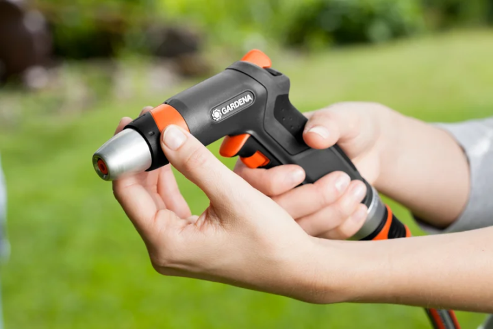 Купити Пістолет-накінечник для поливу Gardena Premium 2-в-1 (18305-20.000.00). Офіційний магазин Хускварна Україна, фірмова гарантія з доставкою по Украіні