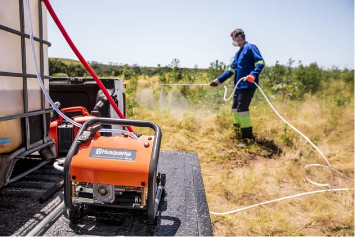 Купити Портативний бензиновий обприскувач Husqvarna 321SP (9706197-01). Офіційний магазин Хускварна Україна, фірмова гарантія з доставкою по Украіні