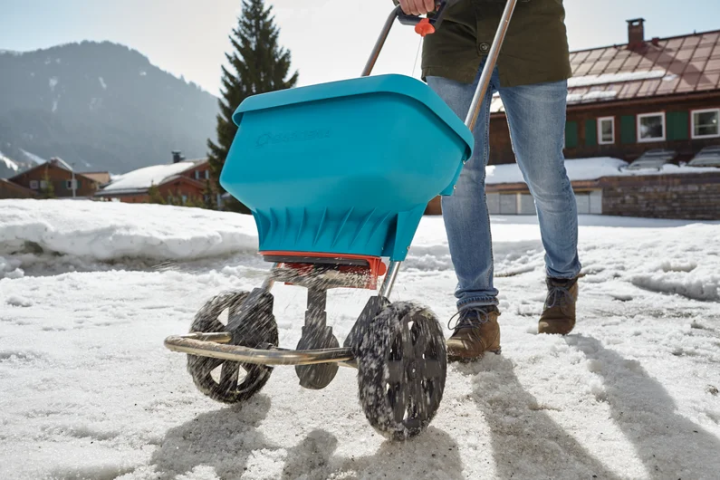 Купити Розкидувач-сівалка Gardena XL, 18 л (00436-20.000.00). Офіційний магазин Хускварна Україна, фірмова гарантія з доставкою по Украіні