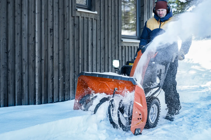 Купити Снігоочисник Husqvarna ST 376 (9707874-01). Офіційний магазин Хускварна Україна, фірмова гарантія з доставкою по Украіні