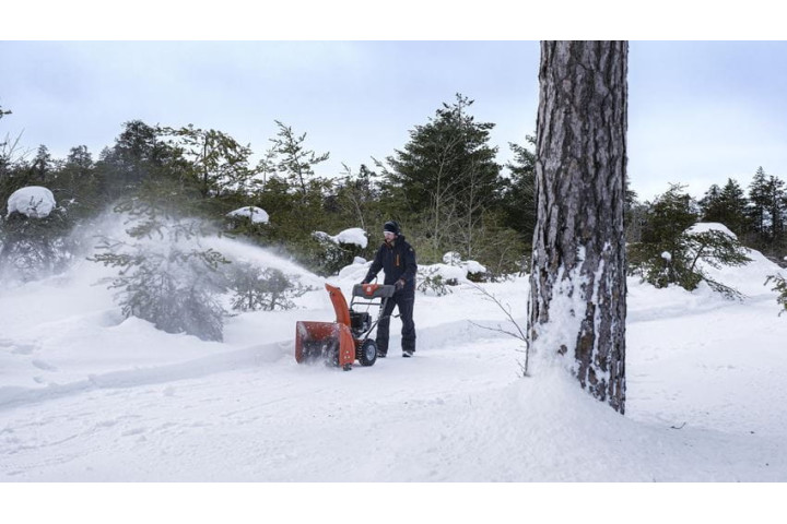 Купити Снігоочисник Husqvarna ST 124 (9704493-02). Офіційний магазин Хускварна Україна, фірмова гарантія з доставкою по Украіні