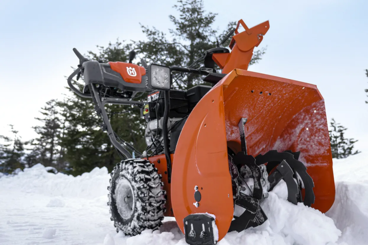 Купити Снігоочисник Husqvarna ST 224 (9705286-01). Офіційний магазин Хускварна Україна, фірмова гарантія з доставкою по Украіні