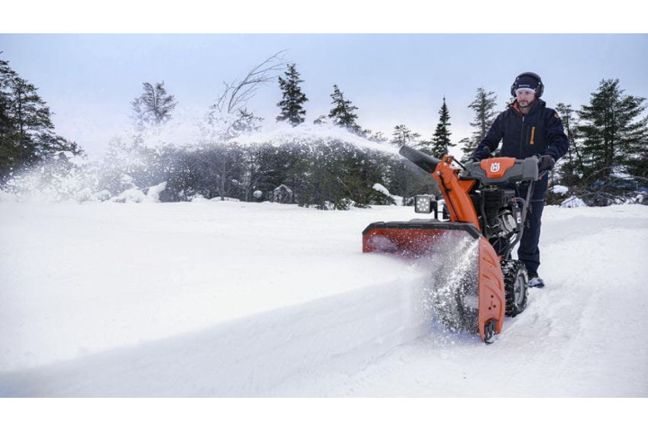Купити Снігоочисник Husqvarna ST 330 (9705291-01). Офіційний магазин Хускварна Україна, фірмова гарантія з доставкою по Украіні