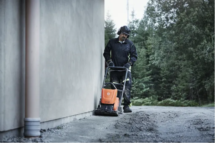 Купити Віброплита Husqvarna LF130 LAT (бензин) (9678966-01). Офіційний магазин Хускварна Україна, фірмова гарантія з доставкою по Украіні