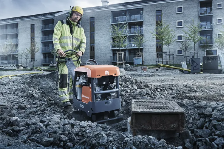 Купити Віброплита Husqvarna LG204 (бензин) (9678552-01). Офіційний магазин Хускварна Україна, фірмова гарантія з доставкою по Украіні